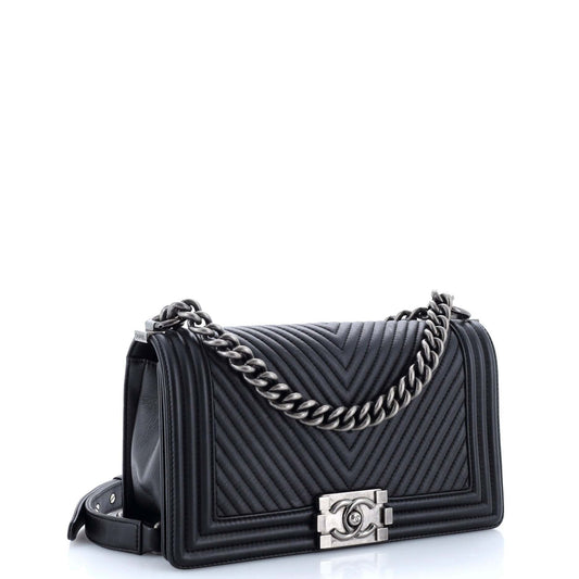 CHANELボーイ シェブロン ラムスキン