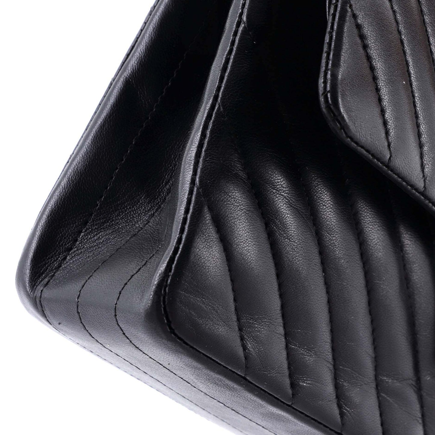 CHANELシェブロン ショルダーバッグ
